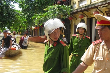 Thủy điện xả lũ, Hội An chìm trong biển nước 