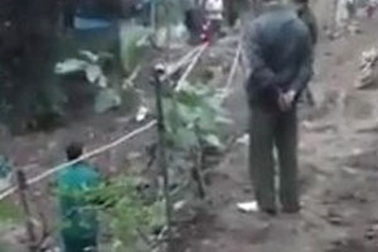 Hoảng sợ bỏ chạy vì xúc trúng... quả bom