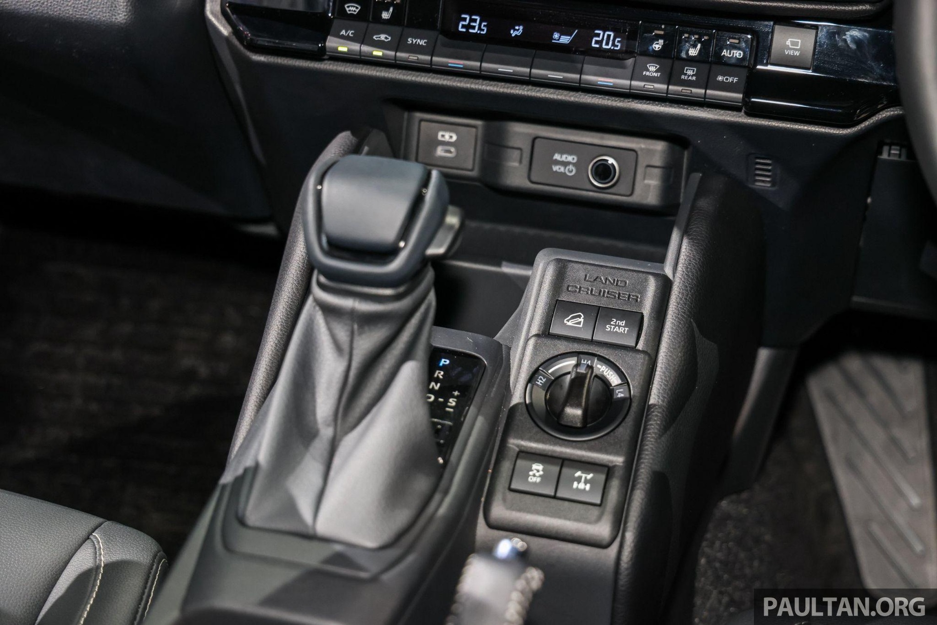 Cận cảnh Toyota Land Cruiser FJ: Off-road “thần sầu”, sẽ bán ở Việt Nam - 13 Cận cảnh Toyota Land Cruiser FJ: Off-road “thần sầu”, sẽ bán ở Việt Nam - 13