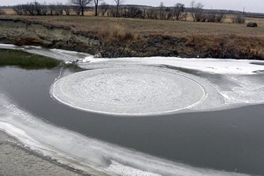 Hiếm gặp hiện tượng đĩa băng khổng lồ tự xoay tròn giữa sông
