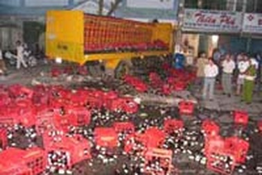 TPHCM: Xe chở bia đâm vào khách sạn 