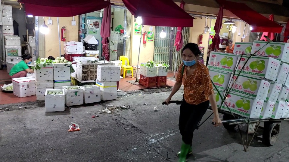 Đêm trắng của nữ cửu vạn ở chợ Long Biên - 8 Đêm trắng của nữ cửu vạn ở chợ Long Biên - 8