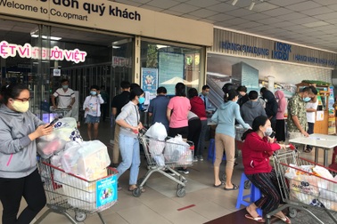 TPHCM: Sau lệnh giãn cách xã hội, siêu thị đông nghẹt, "cạn" hàng