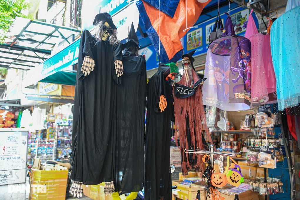 Sôi động thị trường đồ trang trí Halloween - 1