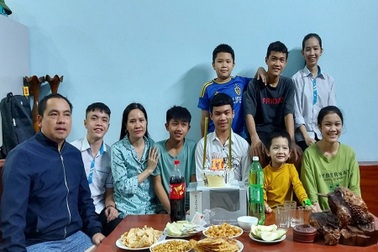 Mặc lời dị nghị, nữ cán bộ xã cưu mang, giúp học trò dân tộc đến trường