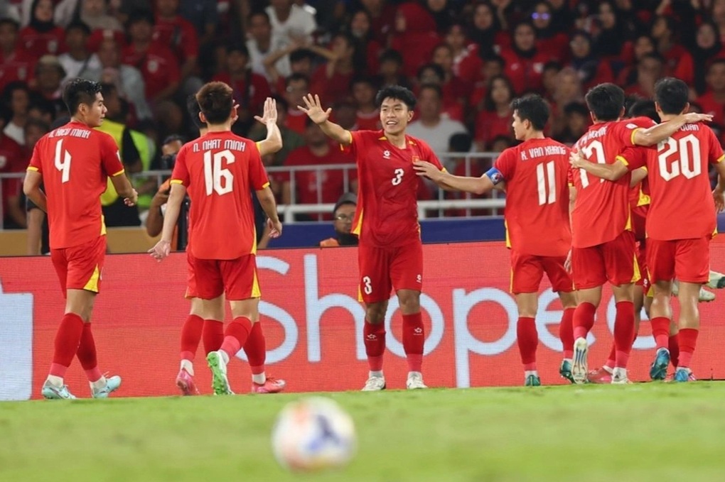 HLV Kim Sang Sik vái lạy trọng tài, trợ lý HLV Indonesia nhận thẻ đỏ khó đỡ - 2 HLV Kim Sang Sik vái lạy trọng tài, trợ lý HLV Indonesia nhận thẻ đỏ khó đỡ - 2