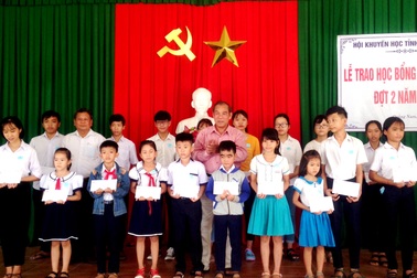 Hội Khuyến học Quảng Nam trao 152 suất học bổng