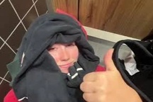 Cô gái Mỹ ngủ ở sàn nhà vệ sinh để tiết kiệm tiền thuê phòng gây tranh cãi