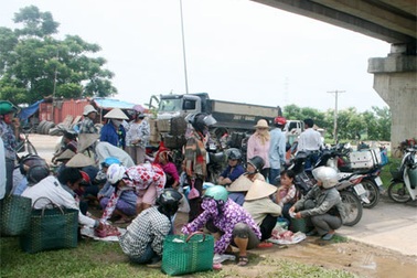 Thịt ế, thịt thiu “đổ bộ” dưới chân cầu Thăng Long