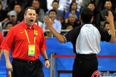 HLV đội bóng rổ nam Trung Quốc lăng mạ trọng tài