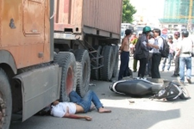 Vượt đèn đỏ bị container đâm chết