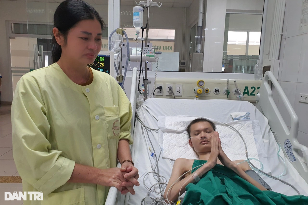 Nghẹn ngào cảnh chàng trai nằm viện chắp tay khẩn cầu xin được cứu sống - 5 Nghẹn ngào cảnh chàng trai nằm viện chắp tay khẩn cầu xin được cứu sống - 5