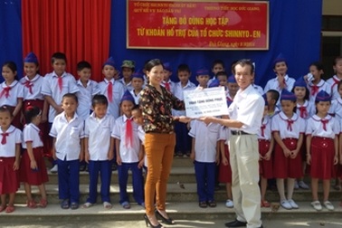 Hàng trăm đồng phục mới đến với học sinh huyện Vũ Quang