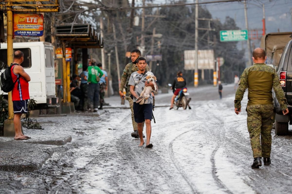 Núi lửa Philippines phun trào dung nham đỏ rực, dân khốn khổ vì tro bụi dày đặc - 10 Núi lửa Philippines phun trào dung nham đỏ rực, dân khốn khổ vì tro bụi dày đặc - 10
