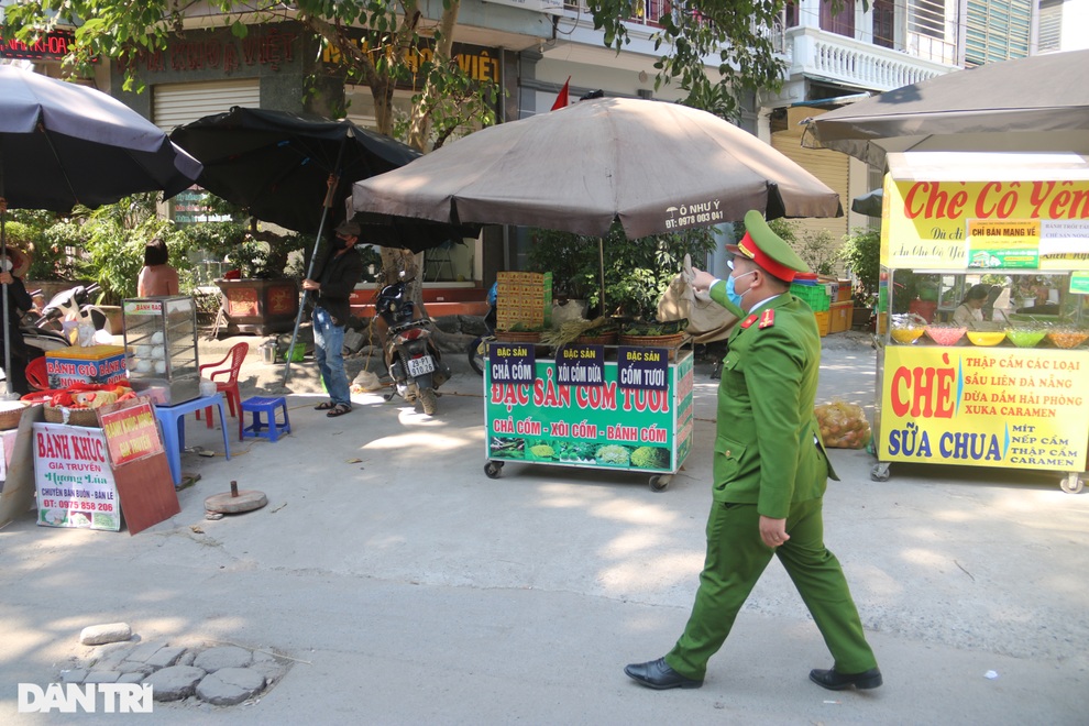 Theo chân công an Hà Nội nhắc nhở, xử lý hàng quán không đóng cửa trước 21h - 13 Theo chân công an Hà Nội nhắc nhở, xử lý hàng quán không đóng cửa trước 21h - 13