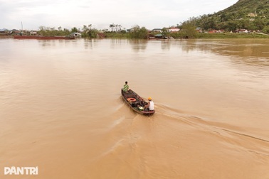 Hàng nghìn hộ dân ở Thanh Hóa, Nghệ An ngập trong biển nước