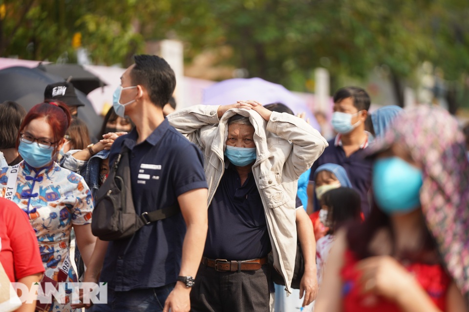 Người Sài Gòn đội nắng, đeo khẩu trang du xuân đường hoa Nguyễn Huệ - 2 Người Sài Gòn đội nắng, đeo khẩu trang du xuân đường hoa Nguyễn Huệ - 2