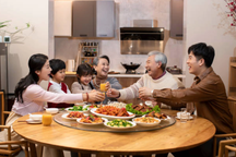 Vợ muốn ăn tết ngoại, chồng nói: "Bảo nhà ngoại xin phép nhà nội một câu"