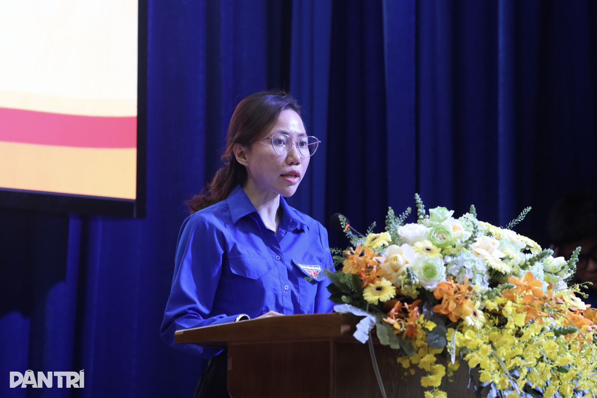 Đảng bộ UBND TPHCM trao Huy hiệu Đảng cho 66 đảng viên - 8 Đảng bộ UBND TPHCM trao Huy hiệu Đảng cho 66 đảng viên - 8