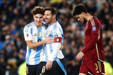 Messi giúp Argentina đại thắng, Brazil vươn lên nhì bảng