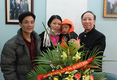 Gia đình bé bị bắt cóc đến cảm ơn CAQ Hoàng Mai và báo Dân trí 