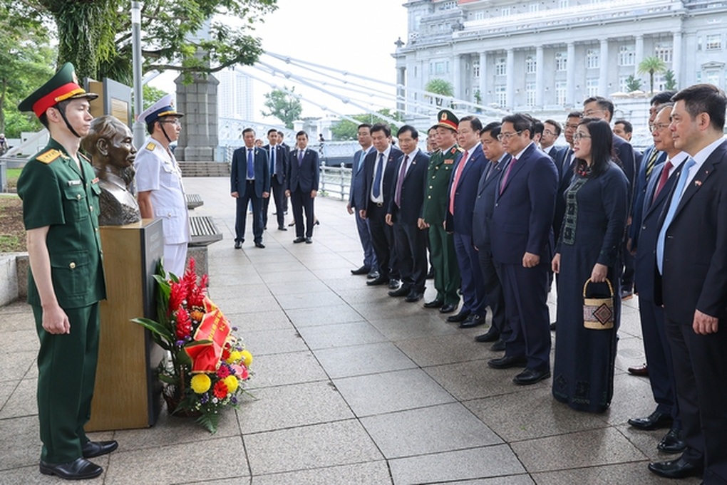 Thủ tướng dâng hoa tại tượng đài Chủ tịch Hồ Chí Minh ở Bảo tàng Văn minh châu Á - 1 Thủ tướng dâng hoa tại tượng đài Chủ tịch Hồ Chí Minh ở Bảo tàng Văn minh châu Á - 1