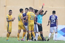 Đình Trọng nhận thẻ đỏ, CLB Hà Nội thảm bại trước Thanh Hoá