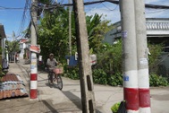 Nhiều cột điện ở Cần Thơ nằm chơ vơ giữa đường đi