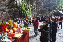 Hàng nghìn du khách trẩy hội chùa Hương trong ngày mở cửa thí điểm