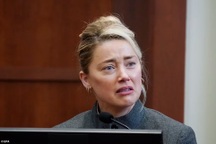 Amber Heard khóc lóc phủ nhận cáo buộc phóng uế trên giường