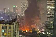 Hà Nội: 3 ngôi nhà liền kề cháy dữ dội trong đêm