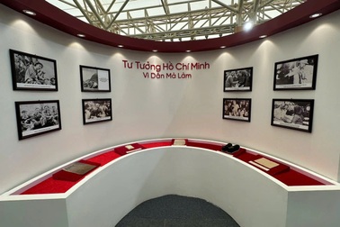 250 ảnh quý về Bác trưng bày ở gian hàng tỉnh Cao Bằng tại triển lãm 80 năm