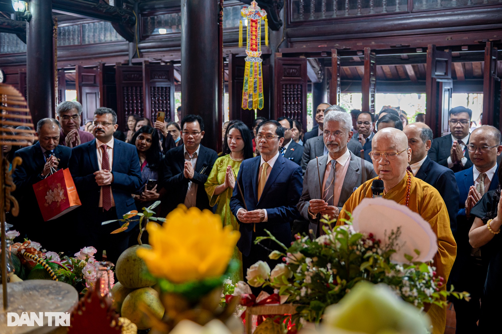 Bộ trưởng Bùi Thanh Sơn cùng Bộ trưởng Ngoại giao Ấn Độ thăm chùa Trấn Quốc - 3 Bộ trưởng Bùi Thanh Sơn cùng Bộ trưởng Ngoại giao Ấn Độ thăm chùa Trấn Quốc - 3