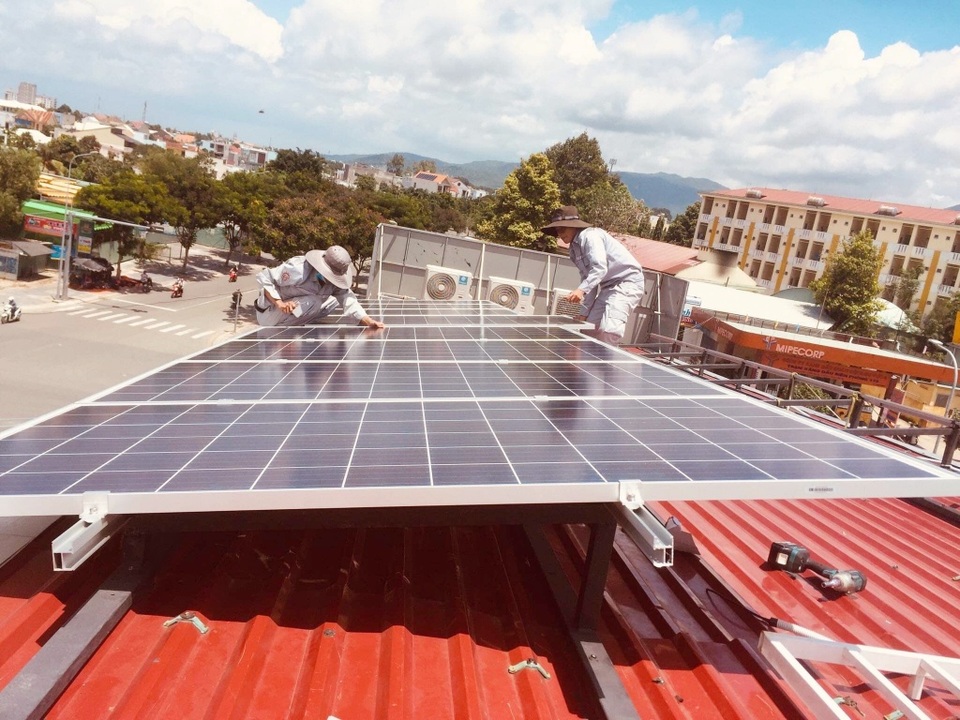 TPHCM: Thanh toán 80 tỷ đồng tiền điện mặt trời cho người dân - 2 TPHCM: Thanh toán 80 tỷ đồng tiền điện mặt trời cho người dân - 2