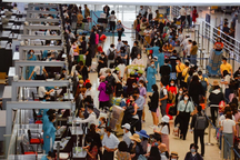 Nội Bài đông "nghẹt thở", Tân Sơn Nhất nguy cơ máy bay khó hạ cánh