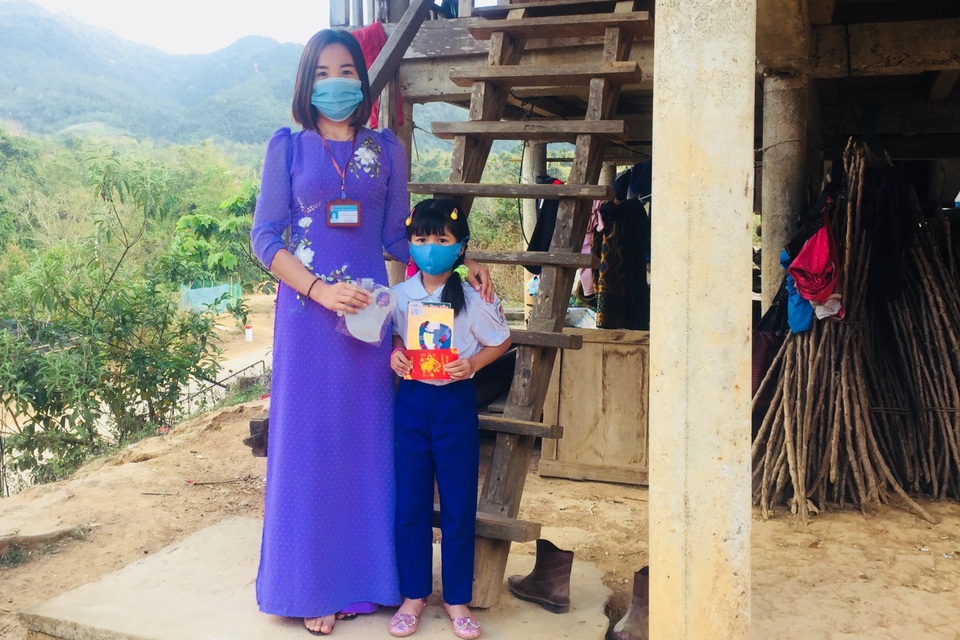 Đầu xuân, thầy cô đến nhà tặng sách, khẩu trang cho học sinh vùng cao - 1 Đầu xuân, thầy cô đến nhà tặng sách, khẩu trang cho học sinh vùng cao - 1