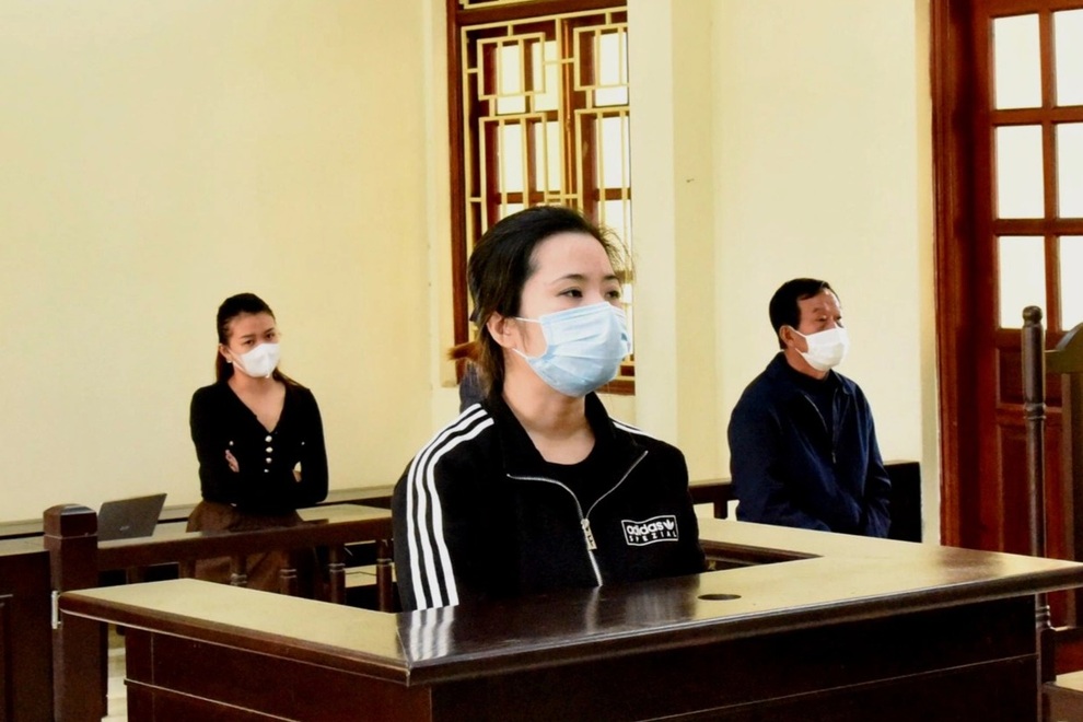 Nữ nhân viên quỹ tín dụng nhanh trí nhốt kẻ cướp trong phòng - 1 Nữ nhân viên quỹ tín dụng nhanh trí nhốt kẻ cướp trong phòng - 1