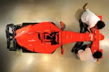 Xếp xe Công thức 1 bằng… quần áo Puma   