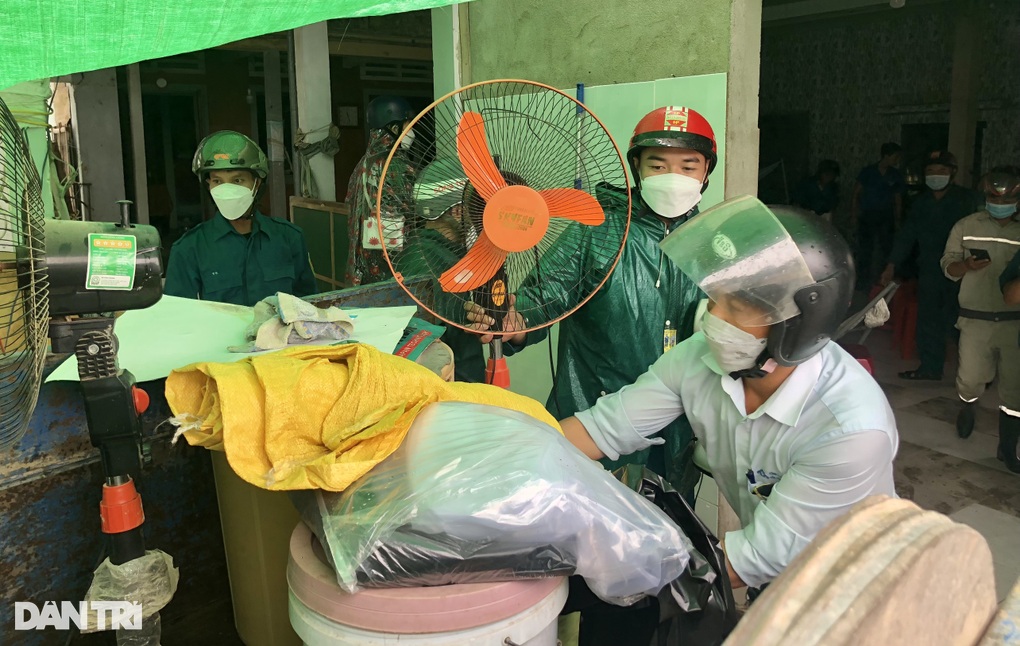 Người dân miền Trung rời làng đi tránh bão - 7 Người dân miền Trung rời làng đi tránh bão - 7