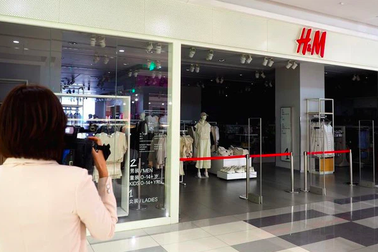 Bị lỗ nặng, H&M "xuống nước" cam kết vực dậy niềm tin với Trung Quốc