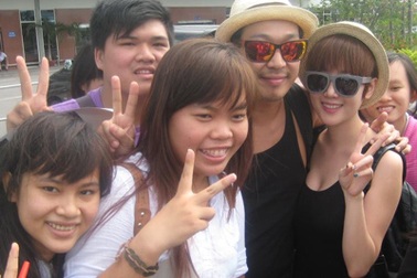 Sao Hàn thân thiện chụp ảnh và ký tặng fan Việt