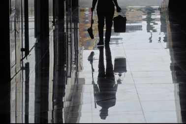 Nữ lao công khiến chàng trai bật khóc vì hành động ở nhà vệ sinh