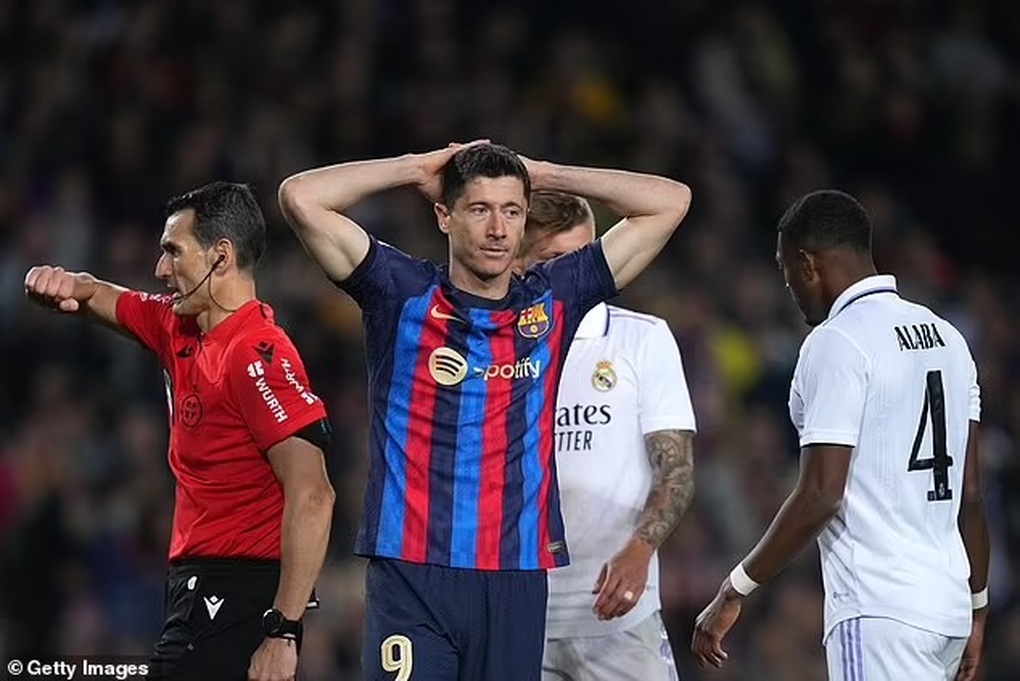 HLV Xavi thất thần khi Barcelona thua đậm Real Madrid 0-4 - 3 HLV Xavi thất thần khi Barcelona thua đậm Real Madrid 0-4 - 3