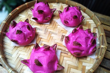 Sau bánh mỳ, pizza, đến lượt bánh bao "giải cứu" thanh long