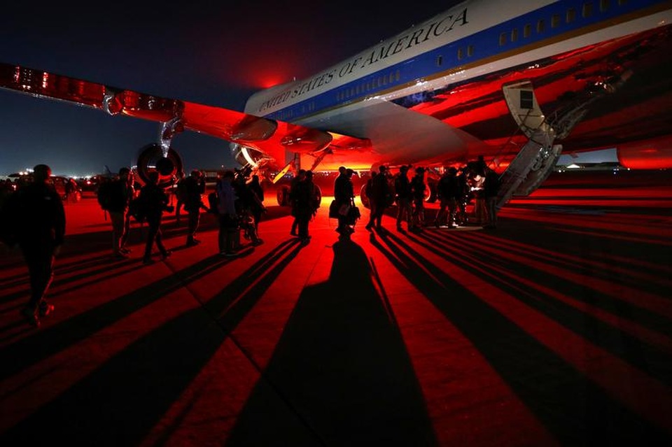 Ông Trump bí mật thăm vùng chiến sự, phục vụ đồ ăn cho quân nhân Mỹ - 8 Ông Trump bí mật thăm vùng chiến sự, phục vụ đồ ăn cho quân nhân Mỹ - 8