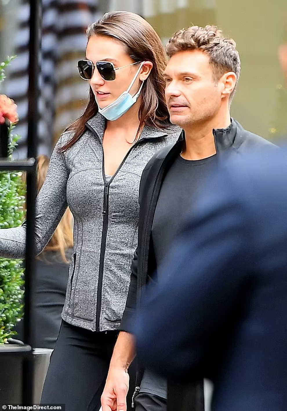 MC Thần tượng âm nhạc Mỹ ra phố cùng bạn gái kém 23 tuổi - 1 MC Thần tượng âm nhạc Mỹ ra phố cùng bạn gái kém 23 tuổi - 1