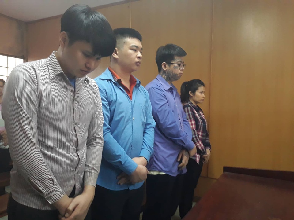 Tạt mắm tôm vào bệnh viện để đòi tiền tổng giám đốc - 1 Tạt mắm tôm vào bệnh viện để đòi tiền tổng giám đốc - 1
