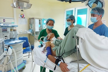 Mổ cắt u trong tư thế “nửa nằm nửa ngồi” cho người đàn ông chỉ nặng 36kg