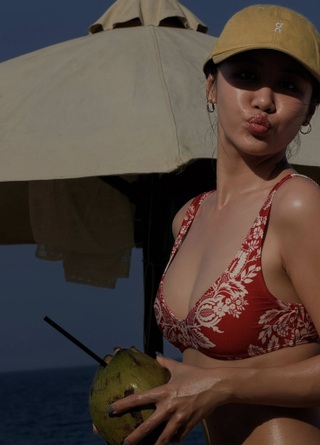 "Đường đua" bikini ngày hè của loạt sao Việt - 1