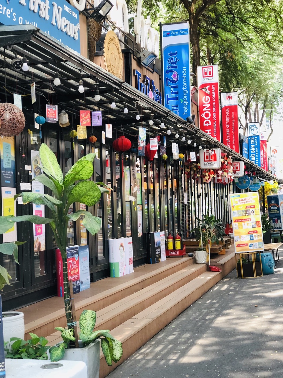 Đường sách, nơi thu hút hàng triệu lượt khách ở TPHCM ngưng hoạt động - 2 Đường sách, nơi thu hút hàng triệu lượt khách ở TPHCM ngưng hoạt động - 2